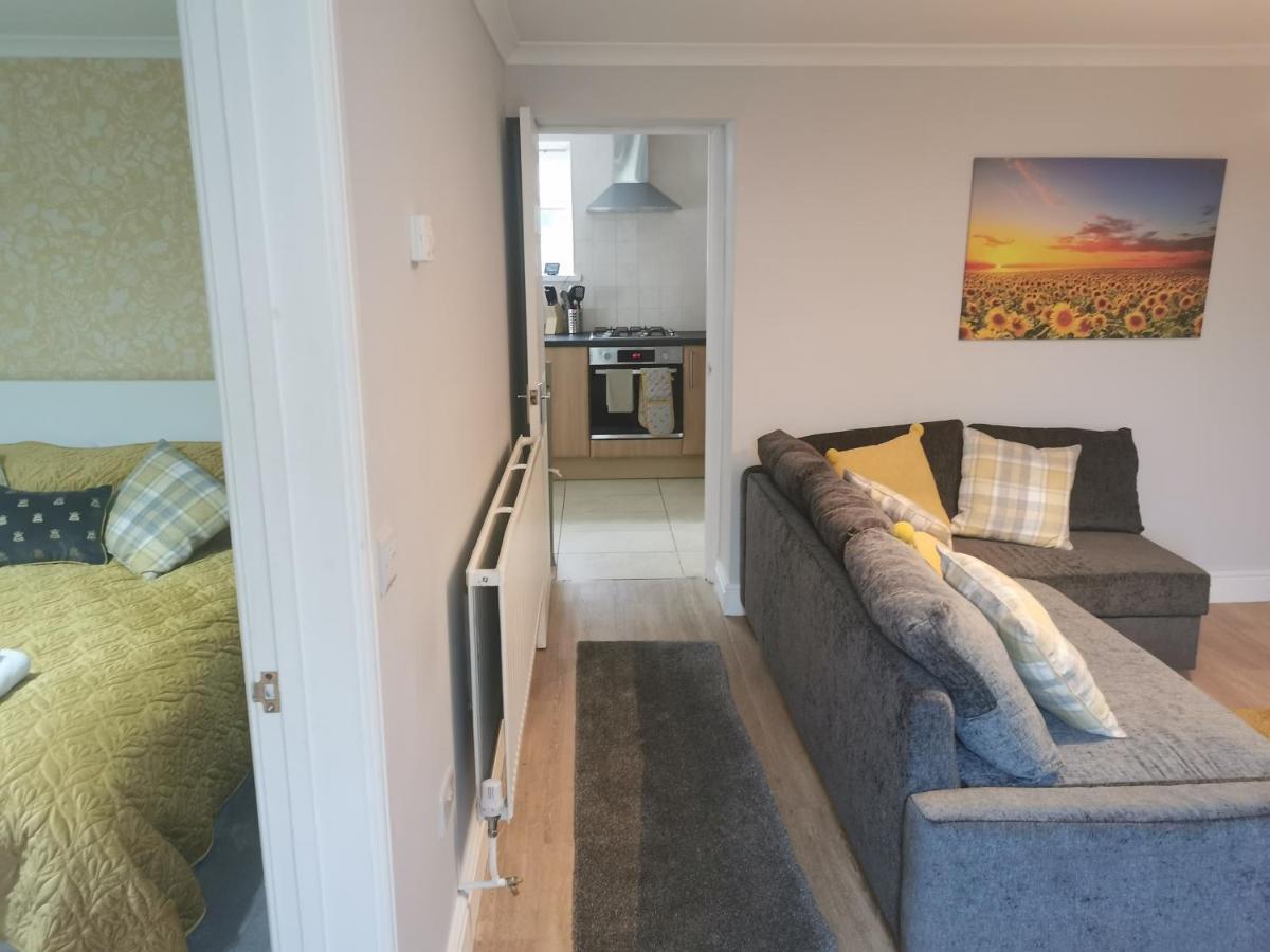 Immaculate One Bedroom Home With Private Parking Swansea Kültér fotó